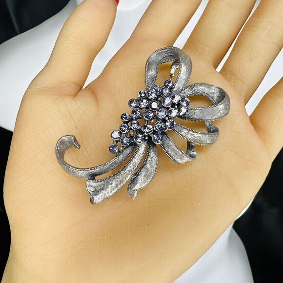 Vintage Purplish Blue Rhinestone Cluster Brooch Silver Tone Bow 4054 - Picture 4 of 9